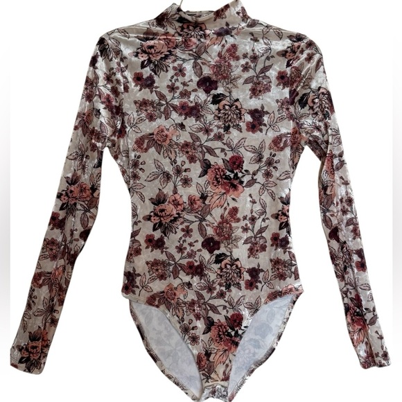 Coco + Jaimeson Velvety Floral Long Sleeve Bodysuit, Medium. - Picture 2 of 9